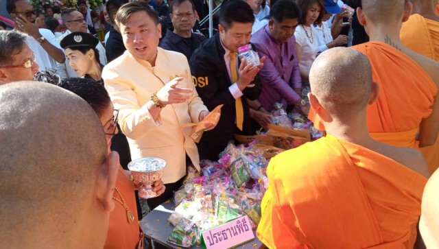 ประเพณีตักบาตรเทโวโรหณะ ประจำปี 2562 ณ วัดพระพุทธบาทเขาทราย