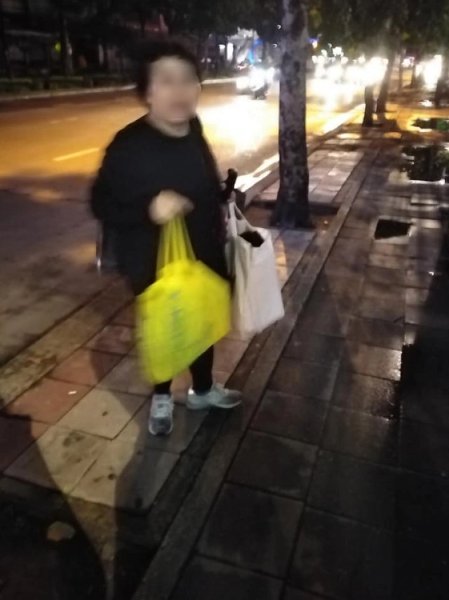 สั่งล่า "ป้ามหาภัย" อ้างถูกคนร้ายกรีดกระเป๋า ขอเงินกลับบ้าน