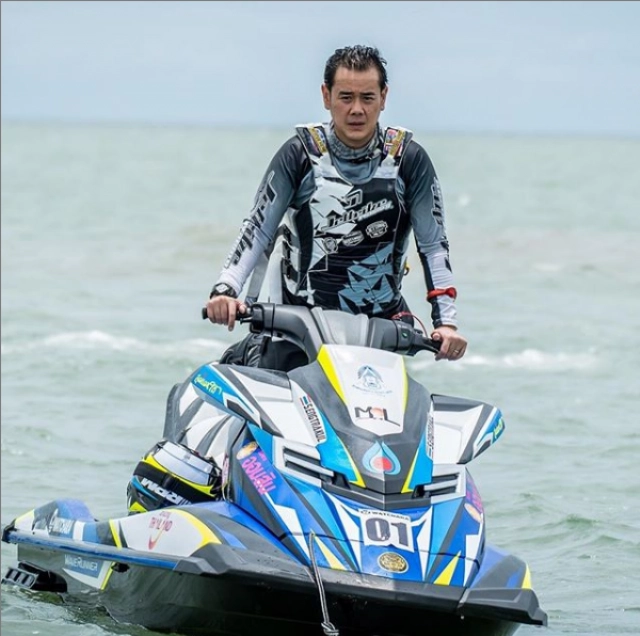 "เป๊ก สัณชัย" โพสต์รูปสมัยตนใส่เครื่องแบบคู่ "ลุงตู่" พร้อมแคปชั่นเด็ด!