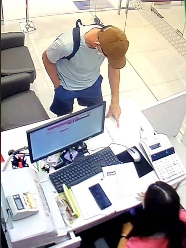 คนร้ายต่างชาติบุกเดี่ยวจี้ชิงเงินกว่า 6 หมื่นบาท ร้านรับแลกเปลี่ยนเงิน ธ.ออมสิน