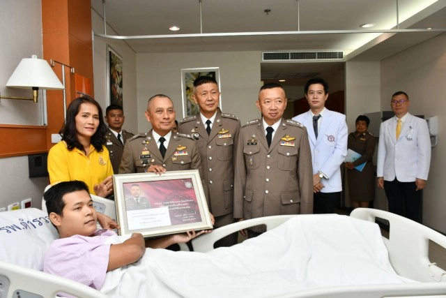 รอง ผบ.ตร.เยี่ยมให้กำลังใจตำรวจบาดเจ็บจากการปฏิบัติหน้าที่