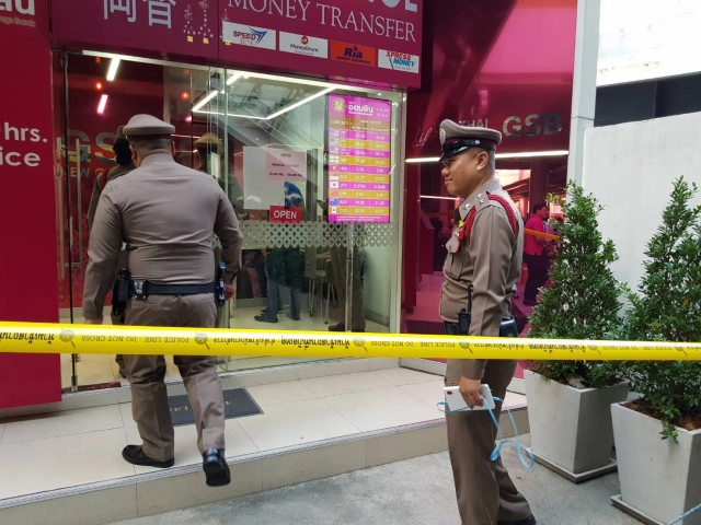 คนร้ายต่างชาติบุกเดี่ยวจี้ชิงเงินกว่า 6 หมื่นบาท ร้านรับแลกเปลี่ยนเงิน ธ.ออมสิน