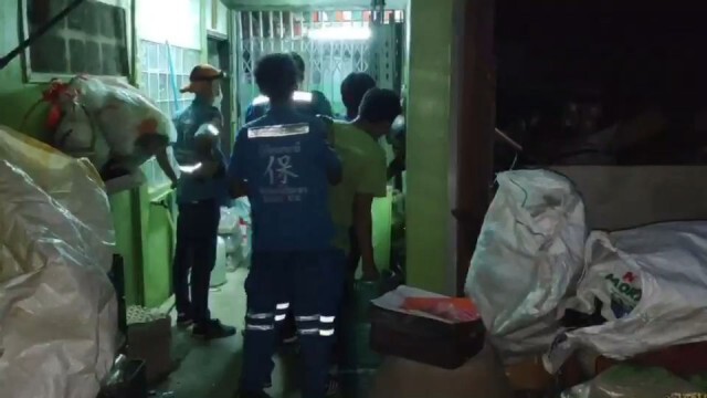 ยาว 2.5 เมตร!! ตัวเงินตัวทองยักษ์ มุดเข้าครัวร้านค้าวัสดุก่อสร้าง