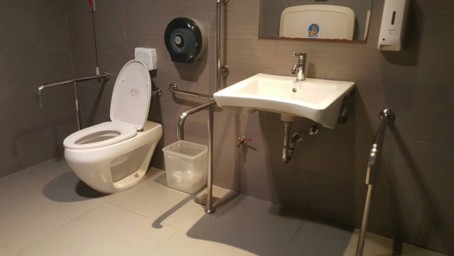 ทัวร์วัยเก๋า-มนุษย์ล้อจากเกาะฮ่องกง ชื่นชมเมืองไทยมีอารยสถาปัตย์