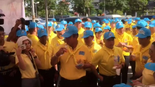 "บิ๊กตู่" ทำจิตอาสาทาสีกำแพงวัดโสมนัส