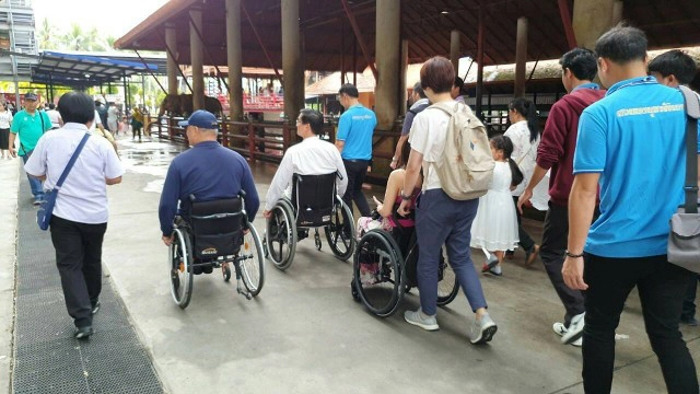 ทัวร์วัยเก๋า-มนุษย์ล้อจากเกาะฮ่องกง ชื่นชมเมืองไทยมีอารยสถาปัตย์