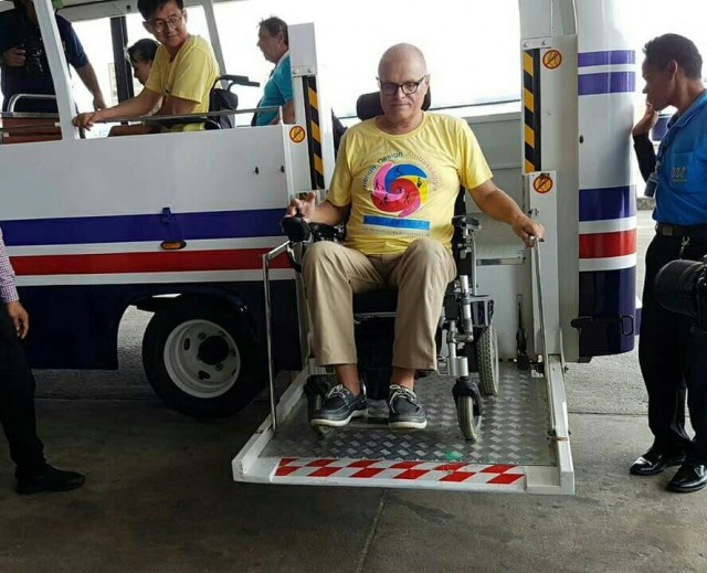 ทัวร์วัยเก๋า-มนุษย์ล้อจากเกาะฮ่องกง ชื่นชมเมืองไทยมีอารยสถาปัตย์