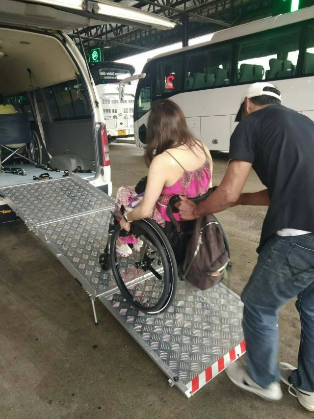 ทัวร์วัยเก๋า-มนุษย์ล้อจากเกาะฮ่องกง ชื่นชมเมืองไทยมีอารยสถาปัตย์