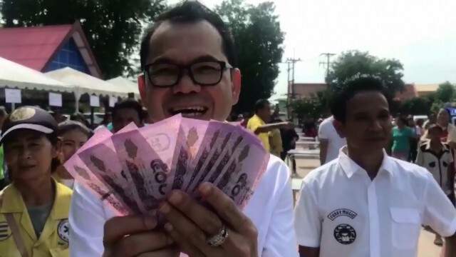กฐินวัดราษฎร์สโมสรโปรยเงินหลายแสน!! ชาวบ้านกว่า 5 พันคนแห่แย่งเงินทาน