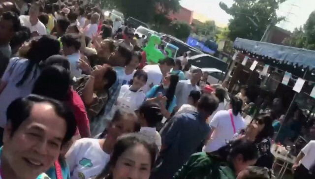 กฐินวัดราษฎร์สโมสรโปรยเงินหลายแสน!! ชาวบ้านกว่า 5 พันคนแห่แย่งเงินทาน