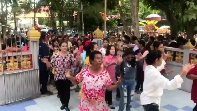 กฐินวัดราษฎร์สโมสรโปรยเงินหลายแสน!! ชาวบ้านกว่า 5 พันคนแห่แย่งเงินทาน