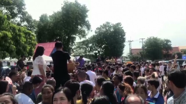 กฐินวัดราษฎร์สโมสรโปรยเงินหลายแสน!! ชาวบ้านกว่า 5 พันคนแห่แย่งเงินทาน