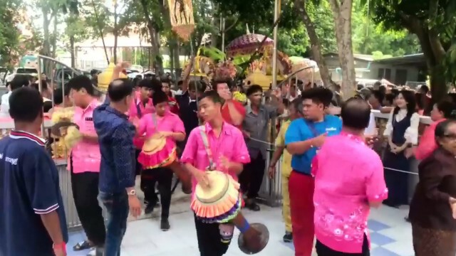 กฐินวัดราษฎร์สโมสรโปรยเงินหลายแสน!! ชาวบ้านกว่า 5 พันคนแห่แย่งเงินทาน