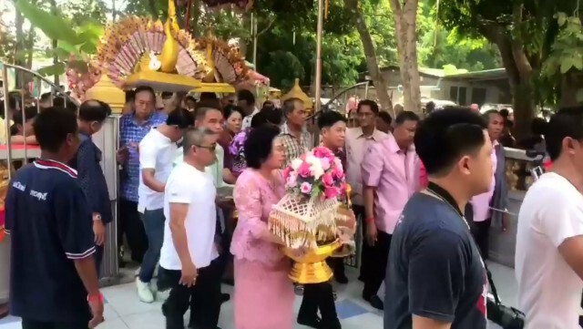 กฐินวัดราษฎร์สโมสรโปรยเงินหลายแสน!! ชาวบ้านกว่า 5 พันคนแห่แย่งเงินทาน