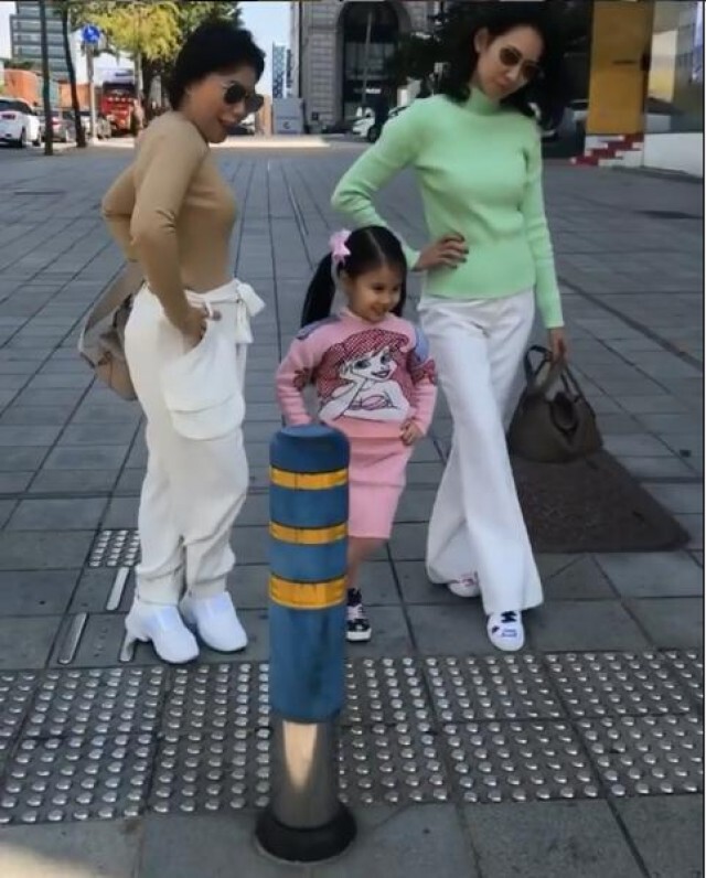 เผยภาพ! คุณเเม่เมย์จะถ่ายรูปลูกเเต่โดนเพื่อนๆเเย่งซีน