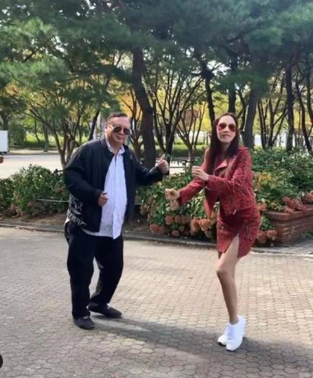 โยกไม่หยุดฉุดไม่อยู่....อั้ม พัชราภา กับ คุณพ่อวรวุฒิ