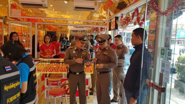 'คลิปวงจรปิด' นาทีคนร้ายชิงทองฯ ย่านวังหิน