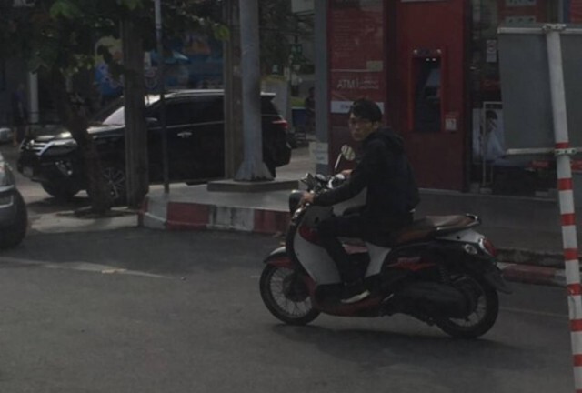 'คลิปวงจรปิด' นาทีคนร้ายชิงทองฯ ย่านวังหิน
