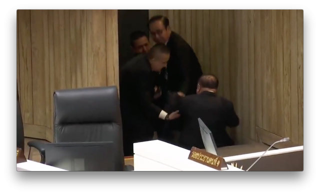 "บิ๊กป้อม" ไม่เป็นไรหรอก ลื่นล้มในสภา