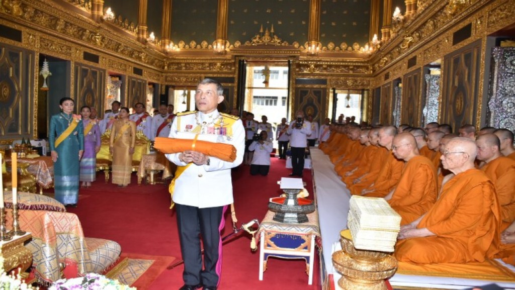 ในหลวง-พระราชินี เสด็จฯ ถวายผ้าพระกฐิน วัดราชบพิธฯ–วัดโพธิ์
