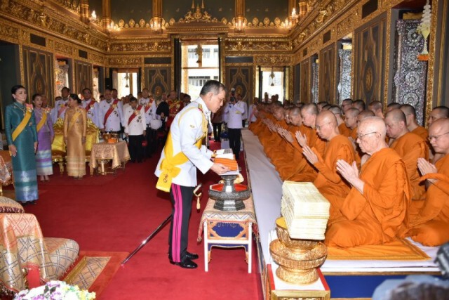 ในหลวง-พระราชินี เสด็จฯ ถวายผ้าพระกฐิน วัดราชบพิธฯ–วัดโพธิ์