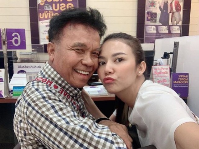 ชาวเน็ตต่างพากันชื่นชม! หลัง "จ๊ะ อาร์สยาม" โพสต์สลิปเงินเดือนก้อนโตให้ "คุณพ่อ" ลงอินสตาแกรมส่วนตัว
