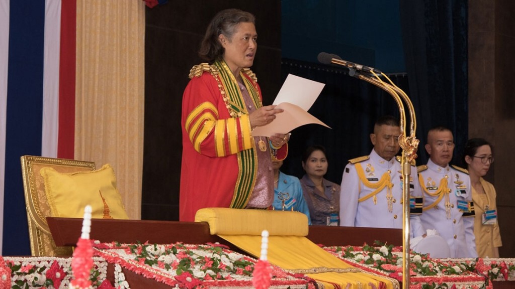 กรมสมเด็จพระเทพฯ เสด็จฯพระราชทานปริญญาบัตร ขณะประทับ รพ.จุฬาฯ