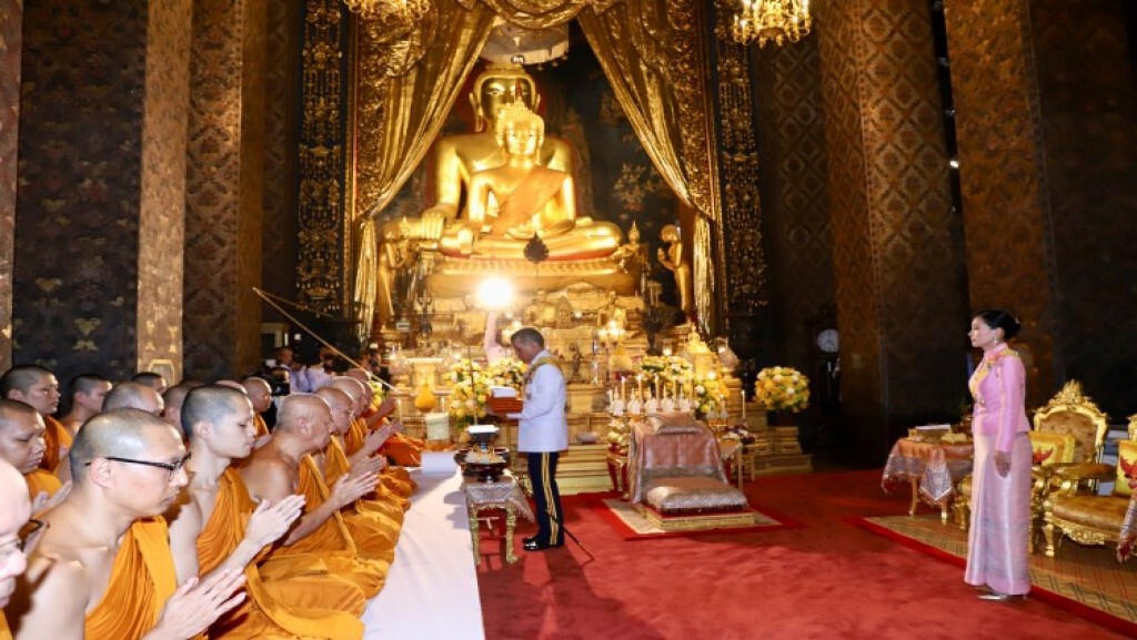 ในหลวง-พระราชินี เสด็จฯ ถวายผ้าพระกฐิน "วัดบวร-วัดเทพศิรินทร์"