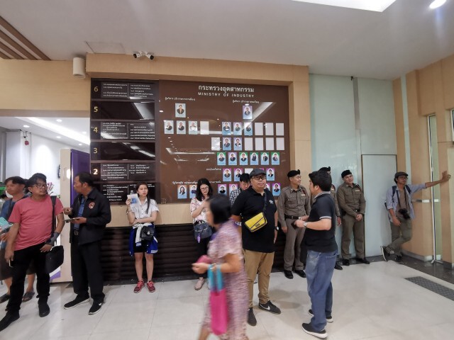 กลุ่มต้านแบนสารเคมี​บุกกระทรวงอุตฯ​ รอลุ้นผล! หากแบนจ่อฟ้องศาล​ วันจันทร์​นี้