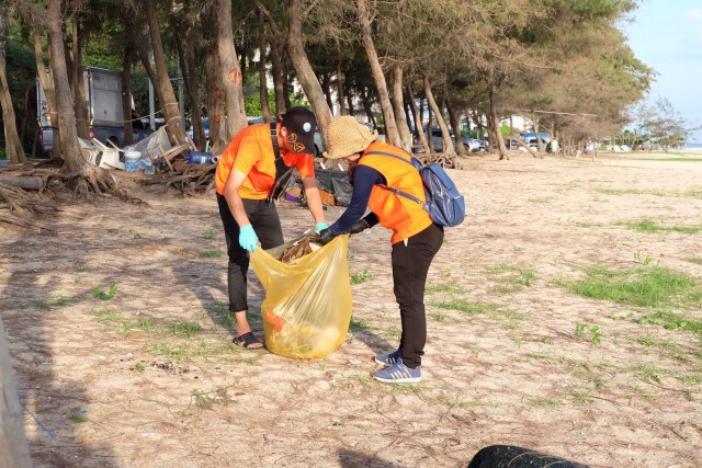 MEA Volunteer รวมพลังเก็บขยะริมทะเล คืนความสะอาดสู่หาดแสงจันทร์ จ.ระยอง