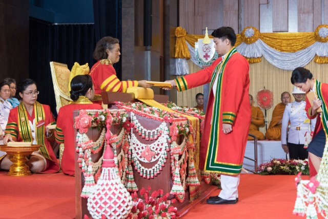 กรมสมเด็จพระเทพฯ เสด็จฯพระราชทานปริญญาบัตร ขณะประทับ รพ.จุฬาฯ