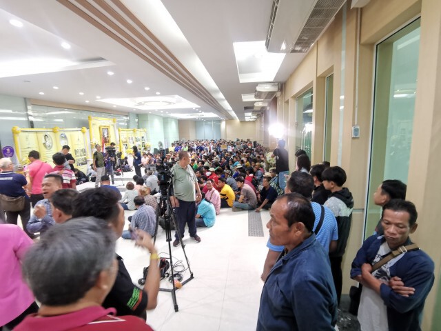 กลุ่มต้านแบนสารเคมี​บุกกระทรวงอุตฯ​ รอลุ้นผล! หากแบนจ่อฟ้องศาล​ วันจันทร์​นี้