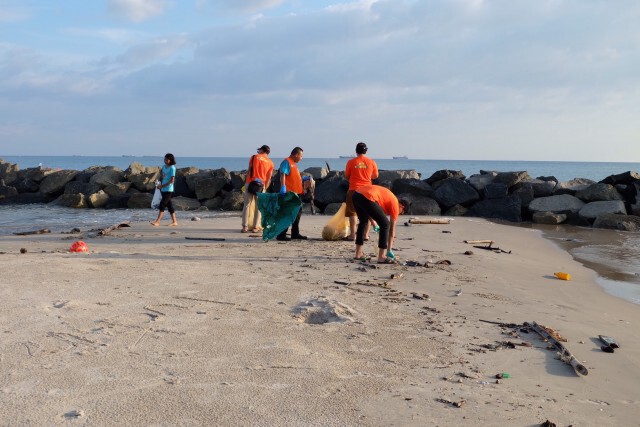 MEA Volunteer รวมพลังเก็บขยะริมทะเล คืนความสะอาดสู่หาดแสงจันทร์ จ.ระยอง