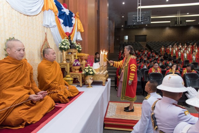 กรมสมเด็จพระเทพฯ เสด็จฯพระราชทานปริญญาบัตร ขณะประทับ รพ.จุฬาฯ