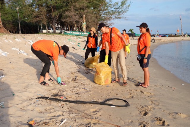 MEA Volunteer รวมพลังเก็บขยะริมทะเล คืนความสะอาดสู่หาดแสงจันทร์ จ.ระยอง
