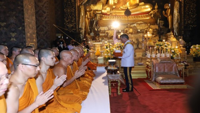 ในหลวง-พระราชินี เสด็จฯ ถวายผ้าพระกฐิน "วัดบวร-วัดเทพศิรินทร์"
