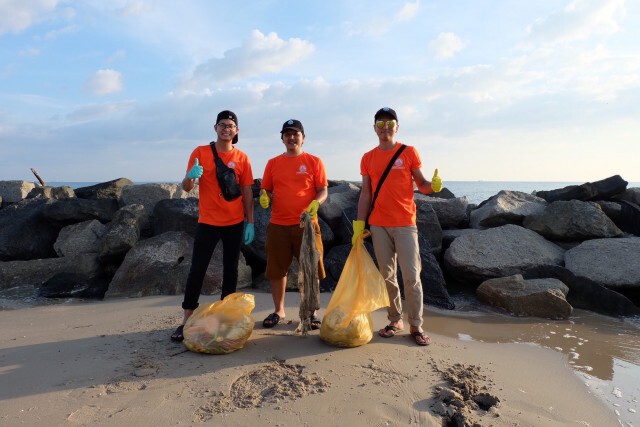 MEA Volunteer รวมพลังเก็บขยะริมทะเล คืนความสะอาดสู่หาดแสงจันทร์ จ.ระยอง