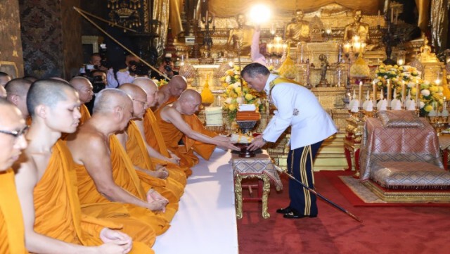 ในหลวง-พระราชินี เสด็จฯ ถวายผ้าพระกฐิน "วัดบวร-วัดเทพศิรินทร์"