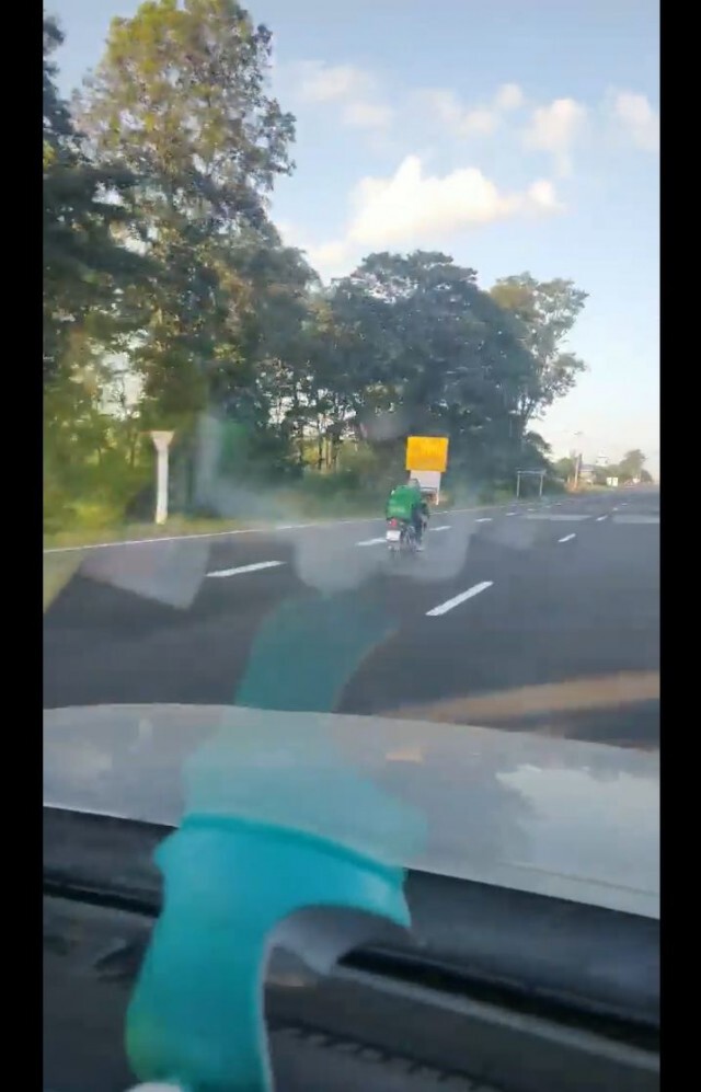 โซเชียลแห่แชร์! คลิป 'หนุ่มแกร็บฟู้ดซิ่งส่งอาหาร'