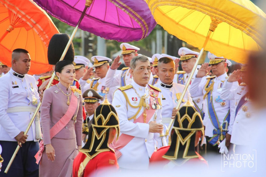 ในหลวง-พระราชินี เสด็จฯ วางพวงมาลา ณ พระลานพระราชวังดุสิต ในหลวง-พระราชินี เสด็จฯ วางพวงมาลา ณ พระลานพระราชวังดุสิต