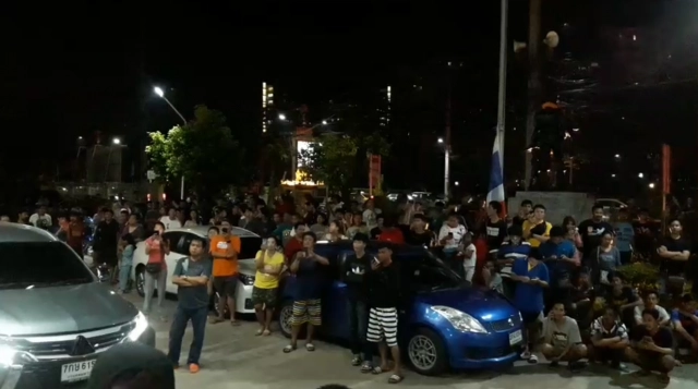 ประชาชนคนไทยแห่รอเจอ "หนุ่มแว่นหัวร้อน"  หน้าสถานีตำรวจ ลั่น "จะรวยหรือจน ก็คน"