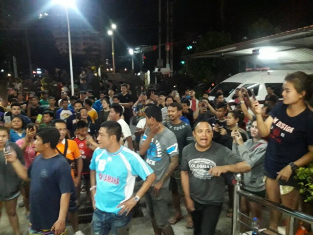 ประชาชนประชิดประตู โห่ร้องหน้า สภ.พุทธมณฑล ตะโกนลั่น ให้ "หนุ่มแว่นหัวร้อน" ออกมา