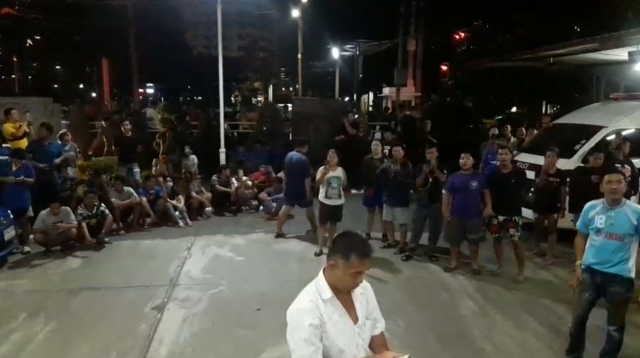 ประชาชนประชิดประตู โห่ร้องหน้า สภ.พุทธมณฑล ตะโกนลั่น ให้ "หนุ่มแว่นหัวร้อน" ออกมา