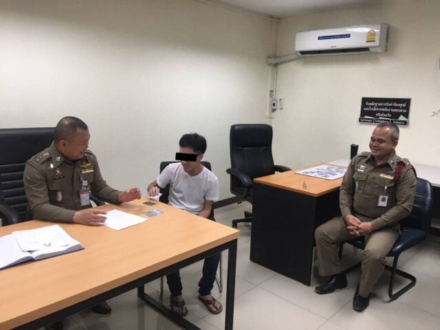 ตำรวจ แจ้งข้อกล่าวหา "หนุ่มแว่นหัวร้อน" "ดูหมิ่นซึ่งหน้า"