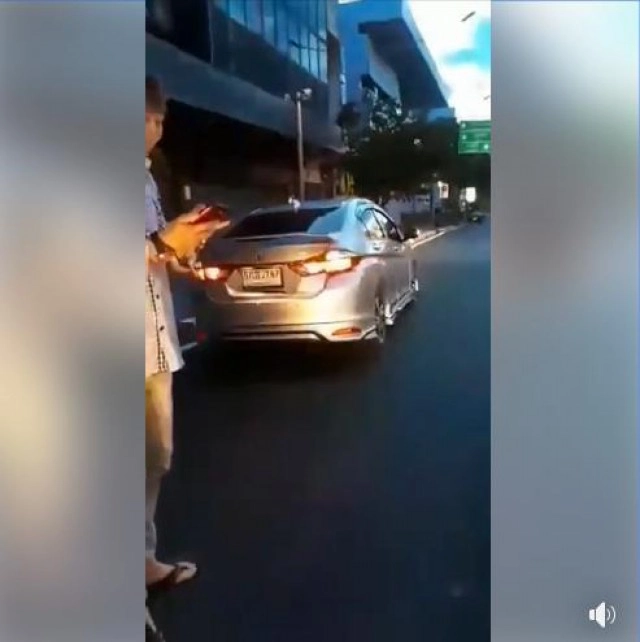 เปิดอีกมุม "หนุ่มแว่นหัวร้อน" ออกมาด่าเเละกระโดดขึ้นรถอย่างไว