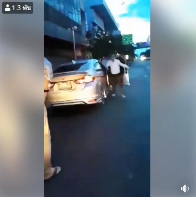 เปิดอีกมุม "หนุ่มแว่นหัวร้อน" ออกมาด่าเเละกระโดดขึ้นรถอย่างไว