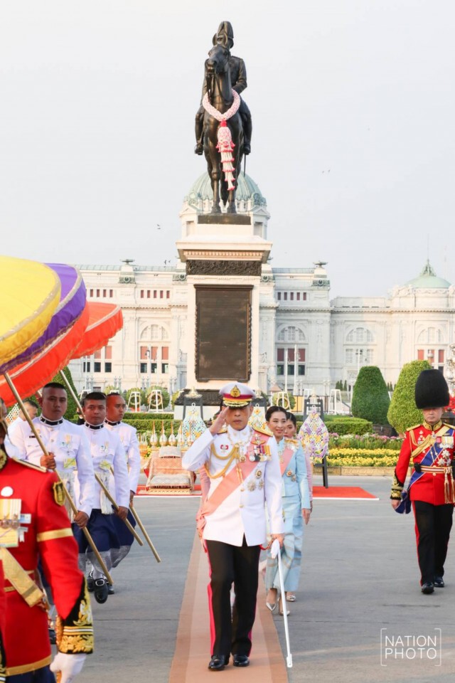 ในหลวง-พระราชินี เสด็จฯ วางพวงมาลา ณ พระลานพระราชวังดุสิต
