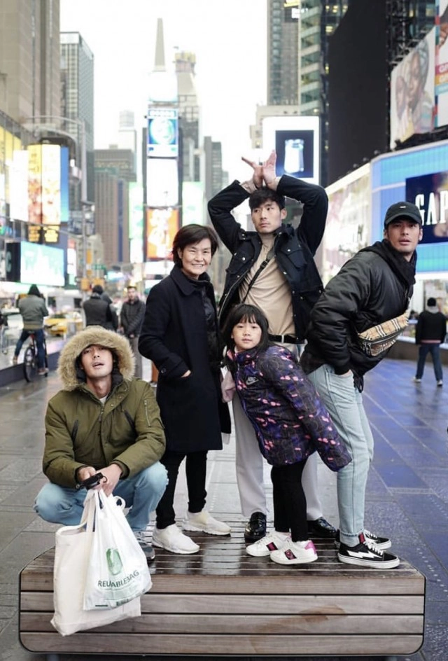 "หน่อง ธนา" เผยสาเหตุที่ชาวเน็ตสงสัย! ทำไมเอารูป "บอย ปกรณ์" ติดที่หัวเตียงของตนเอง