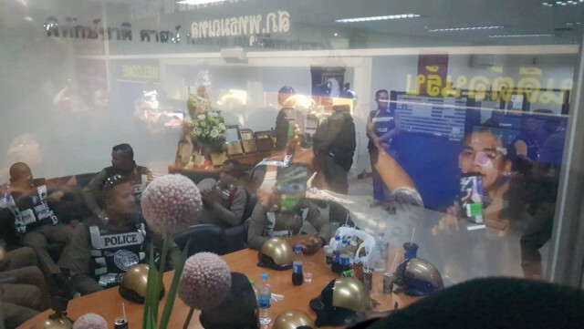 ประชาชนร่วม 300 คนแห่รอดูหน้า "หนุ่มแว่นหัวร้อน"