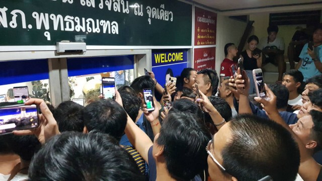 ประชาชนร่วม 300 คนแห่รอดูหน้า "หนุ่มแว่นหัวร้อน"